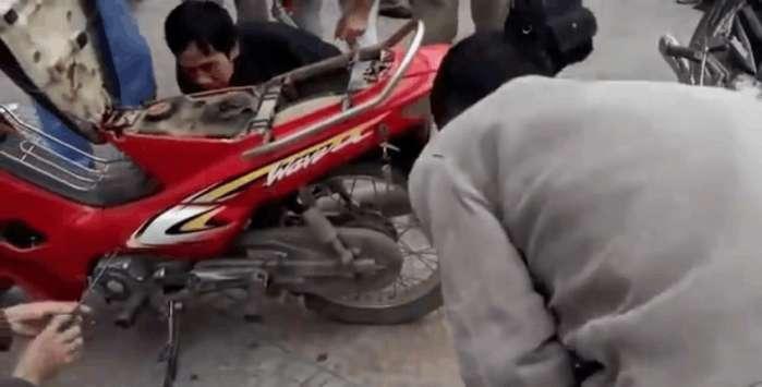 男子的摩托车总是发出声音, 打开之后男子是什么表情