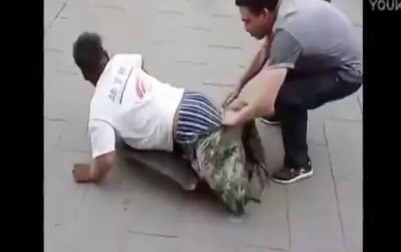小伙街头扒残疾乞丐裤子, 得知原因路人纷纷痛骂乞丐