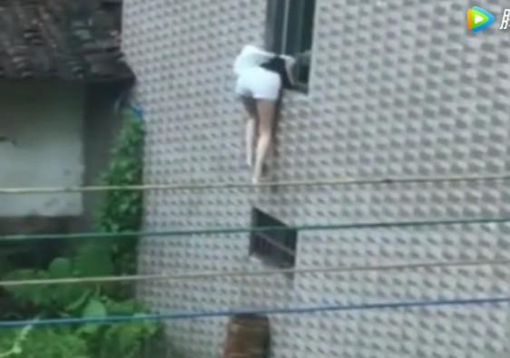 美女翻墙爬窗户 不慎掉下来 摔得不轻!