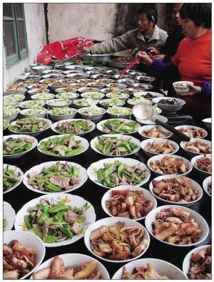 第一次见农村的酒席, 后厨这样摆菜, 这场景好壮观
