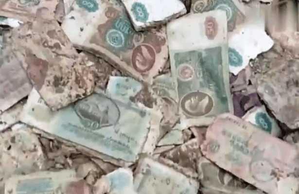 女子上厕所看见“一大堆手纸”, 想伸手去捡被男友极力反对阻止!