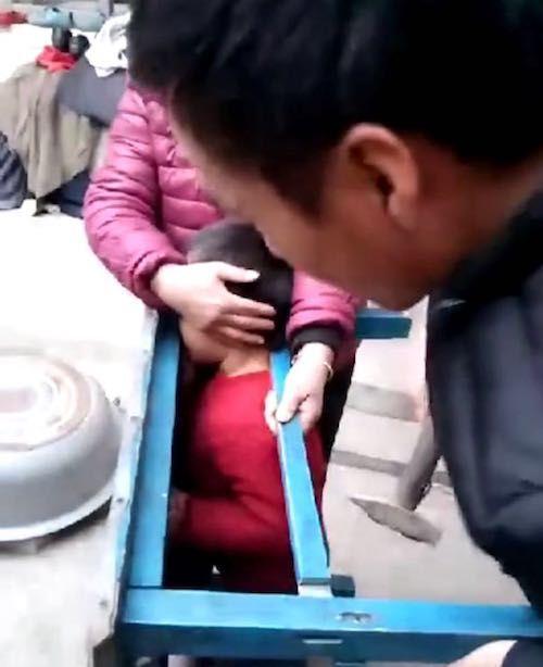 男孩玩捉迷藏\b卡桌\b上, 父亲拿锤子砸