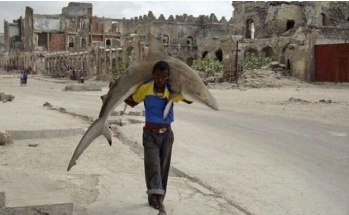 非洲小伙身扛3条青枪鱼, 笑脸嘻嘻表示几天伙食有了