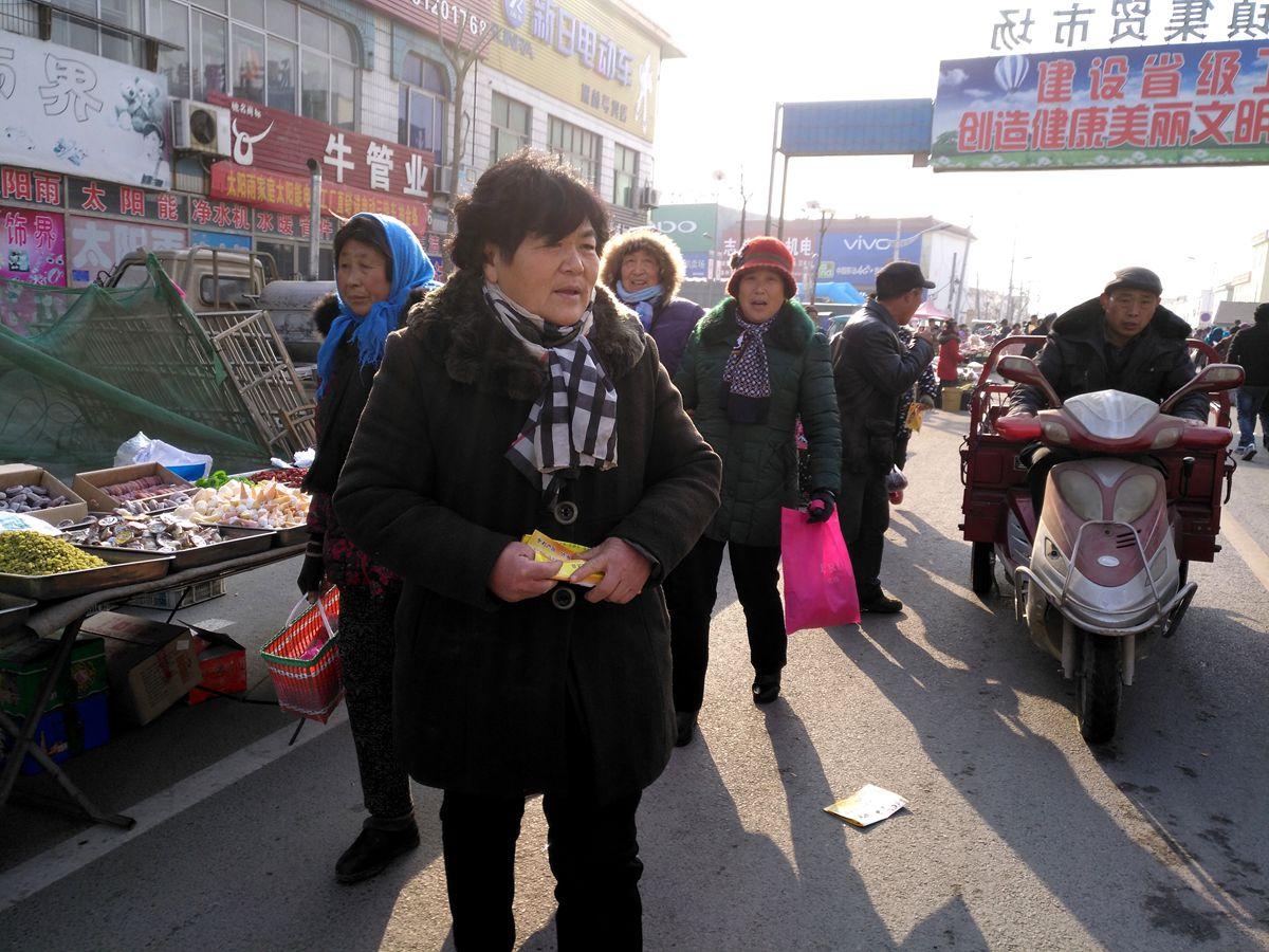 县城三位老年人赶农村大集每人都买了一份油条, 这油条很特别吗?