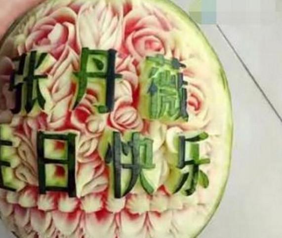 美女喜欢艺术, 男友抱一“艺术品”求婚, 她高兴了