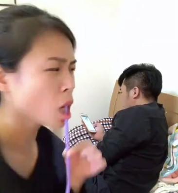 美女用吸管喝水, 一不小心嘴唇就被吸管扎穿, 男友看到后说出一句话, 美女怒打男友