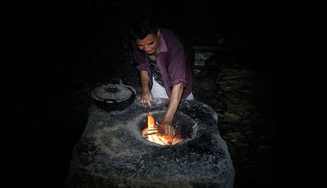 六旬老人独自留守一个村, 单靠一部老人机与外界联系