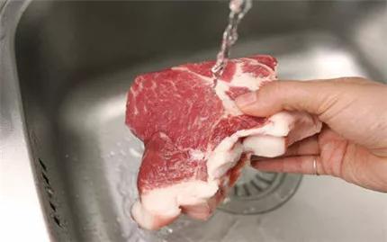 猪肉这么洗, 泡出这么多脏东西