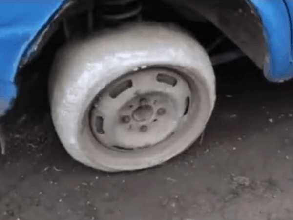 男子用胶带代替汽车轮胎, 发生了这样的事