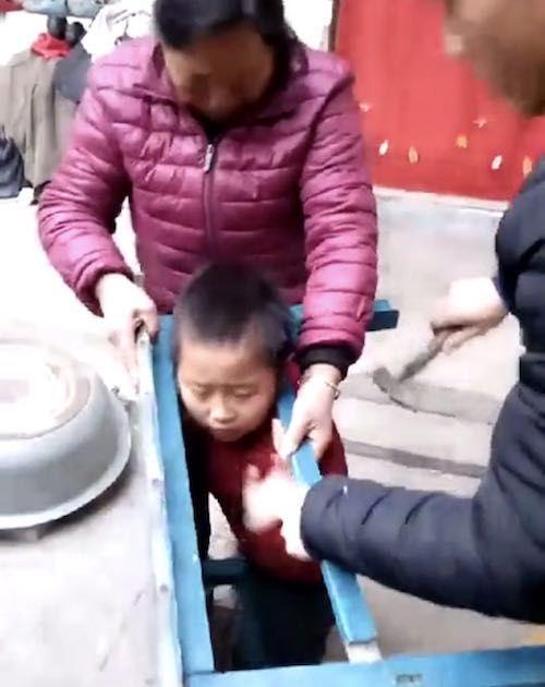 男孩玩捉迷藏\b卡桌\b上, 父亲拿锤子砸