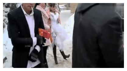 婚纱配羽绒服, 没婚车直接走过来, 农村姑娘冬天结婚太特别