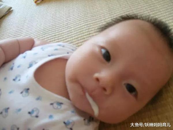 新生宝宝吐奶和溢奶傻傻分不清楚, 护理吐奶宝宝妈妈这样做