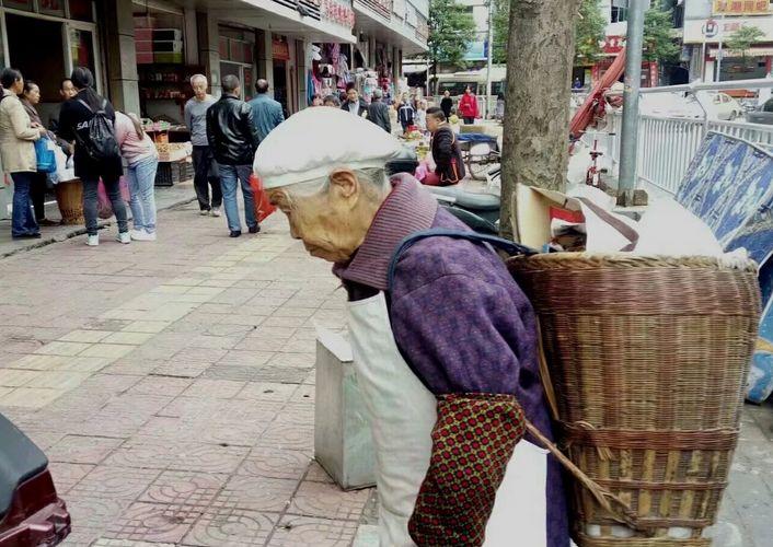 农村85岁老人街头捡破烂, 儿子住别墅, 这家人到底咋啦