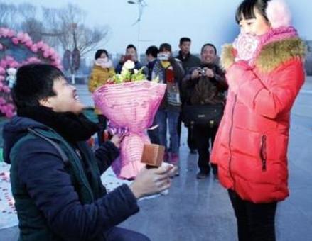 小伙手捧鲜花向女友求婚, 当看到鲜花的时候, 美女怒打小伙。网友: 活该