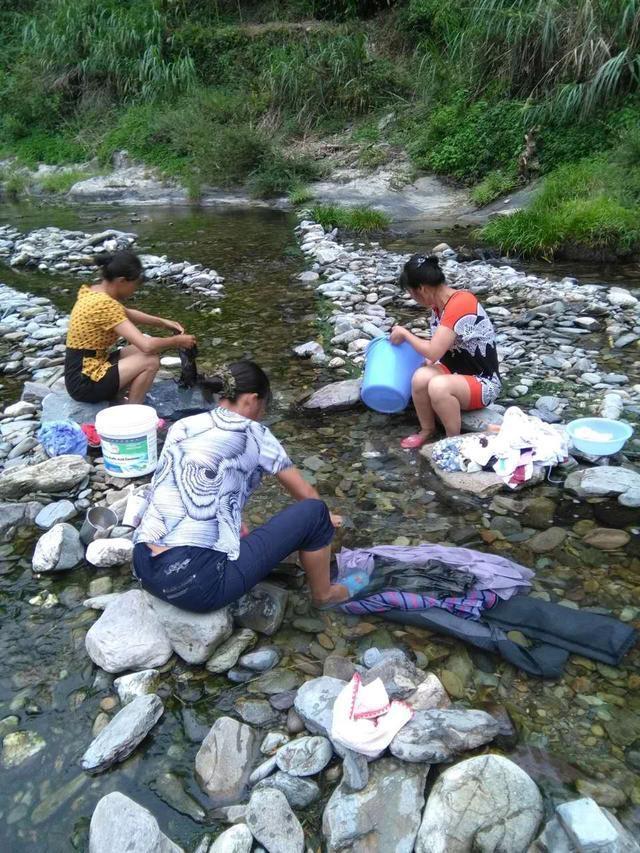 现在人洗衣服用洗衣机, 小时候在农村这样洗, 你们村是这样吗