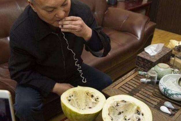 西瓜放置三年不腐, 切开后高兴了