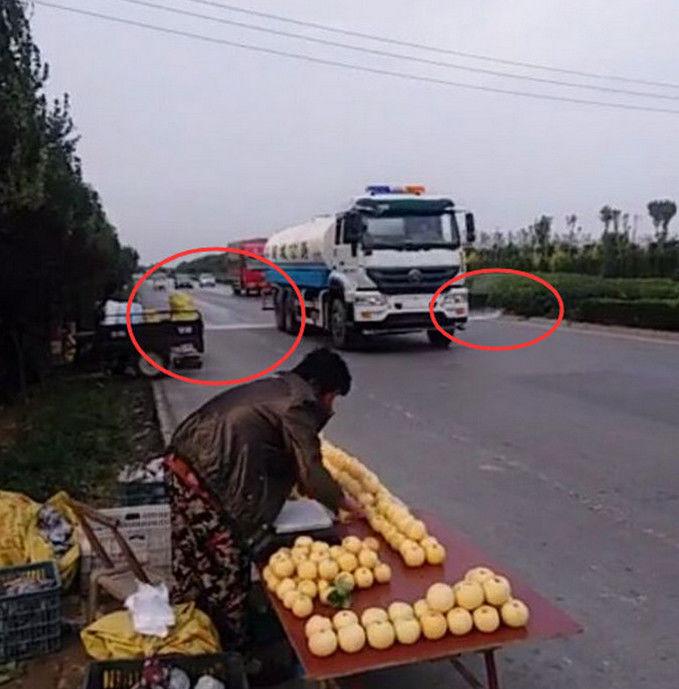 阿姨在路边摆摊卖水果, 眼看洒水车就要过来, 但随后一幕让人点赞