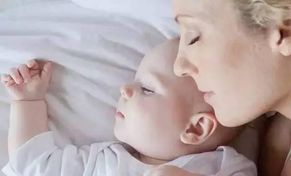 宝宝抱着睡, 放下醒, 怎么办? 5个实用小妙招, 让妈妈不再头疼