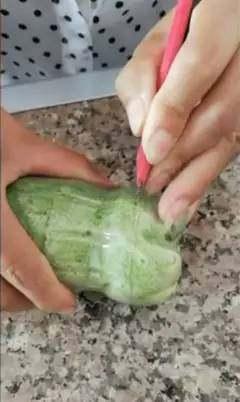 饮料瓶中的黄瓜一个月后, 让人高兴连连
