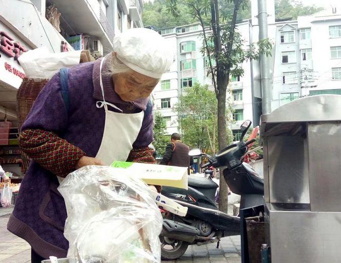 农村85岁老人街头捡破烂, 儿子住别墅, 这家人到底咋啦