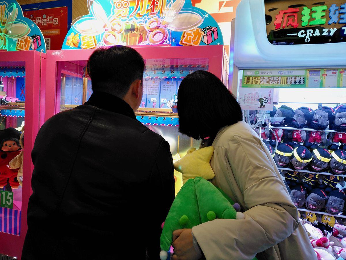 街头娃娃机一元钱就有机会抓走一个娃娃, 这种游戏你玩过吗?