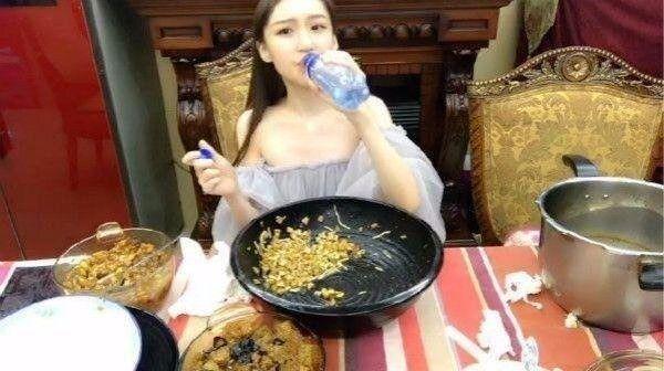 美女吃下13斤面, 看见她再次要吃的东西令人瞪眼, 1米多长!