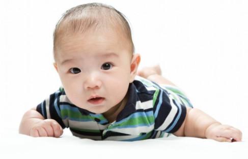 为什么孩子总喜欢在妈妈前面任性哭闹? 答案会让你暖心