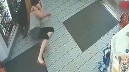 女顾客太嚣张看不起售货员出手打人