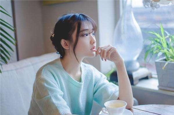 女人有这9个小动作, 表明她已经爱你入骨, 她有几个