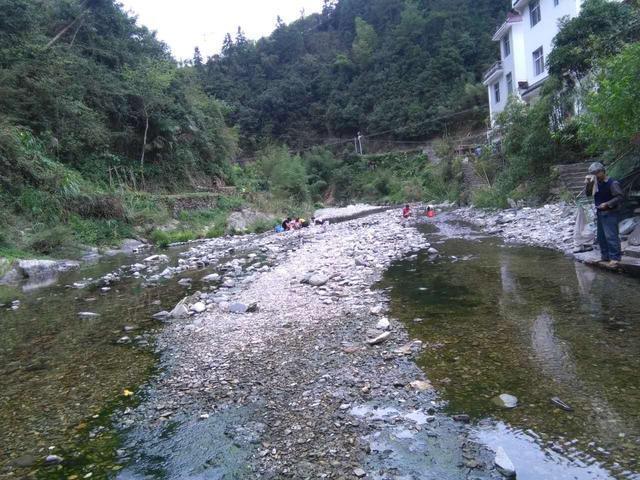 现在人洗衣服用洗衣机, 小时候在农村这样洗, 你们村是这样吗