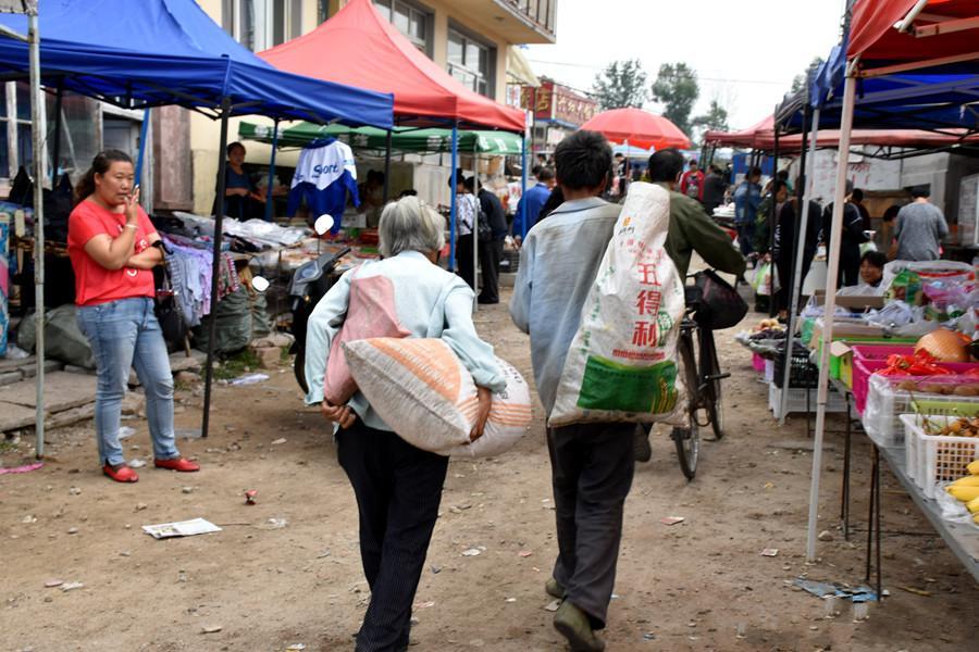 9旬老人照顾“疯儿子”多年, 一人撑起一个家, 称自己不敢死去