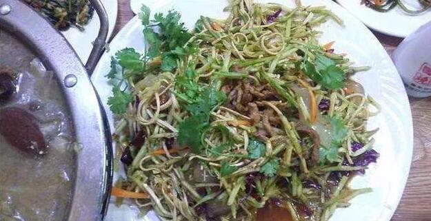 老奶奶进城看孙子, 孙子却一直在一旁打游戏, 场面心酸