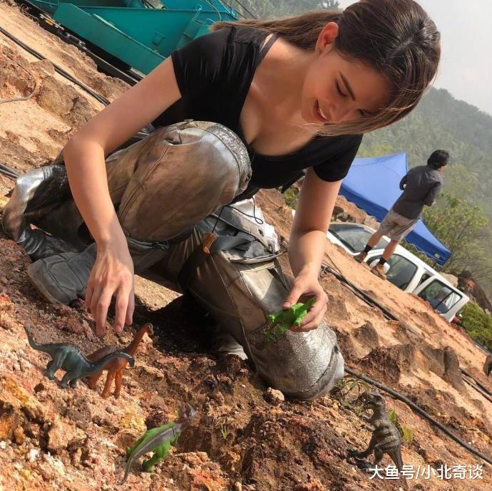 辣妈昆凌童心爆发，蹲在泥地上玩