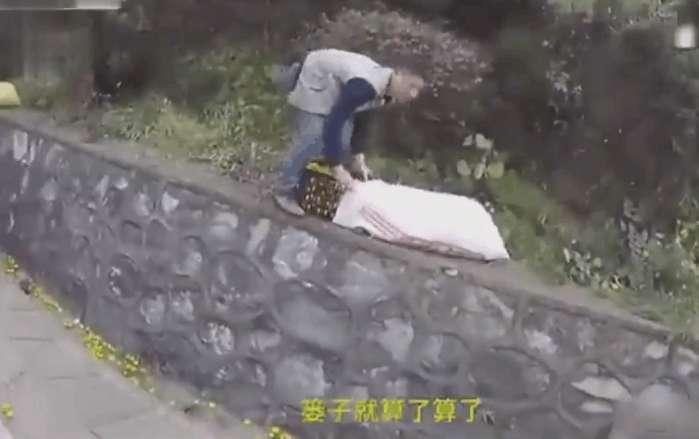 满载橘子的货车侧翻, 村民不顾司机心情
