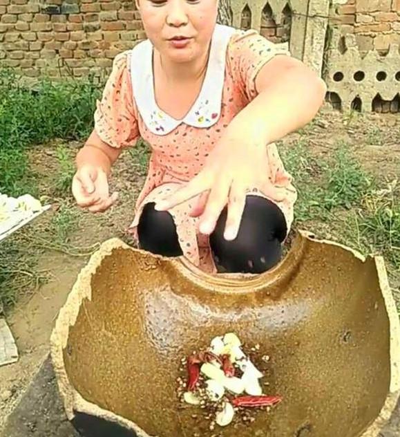 东北美女直播时吃特别的“麻辣烫”, 网友: 隔着屏幕都觉得好吃