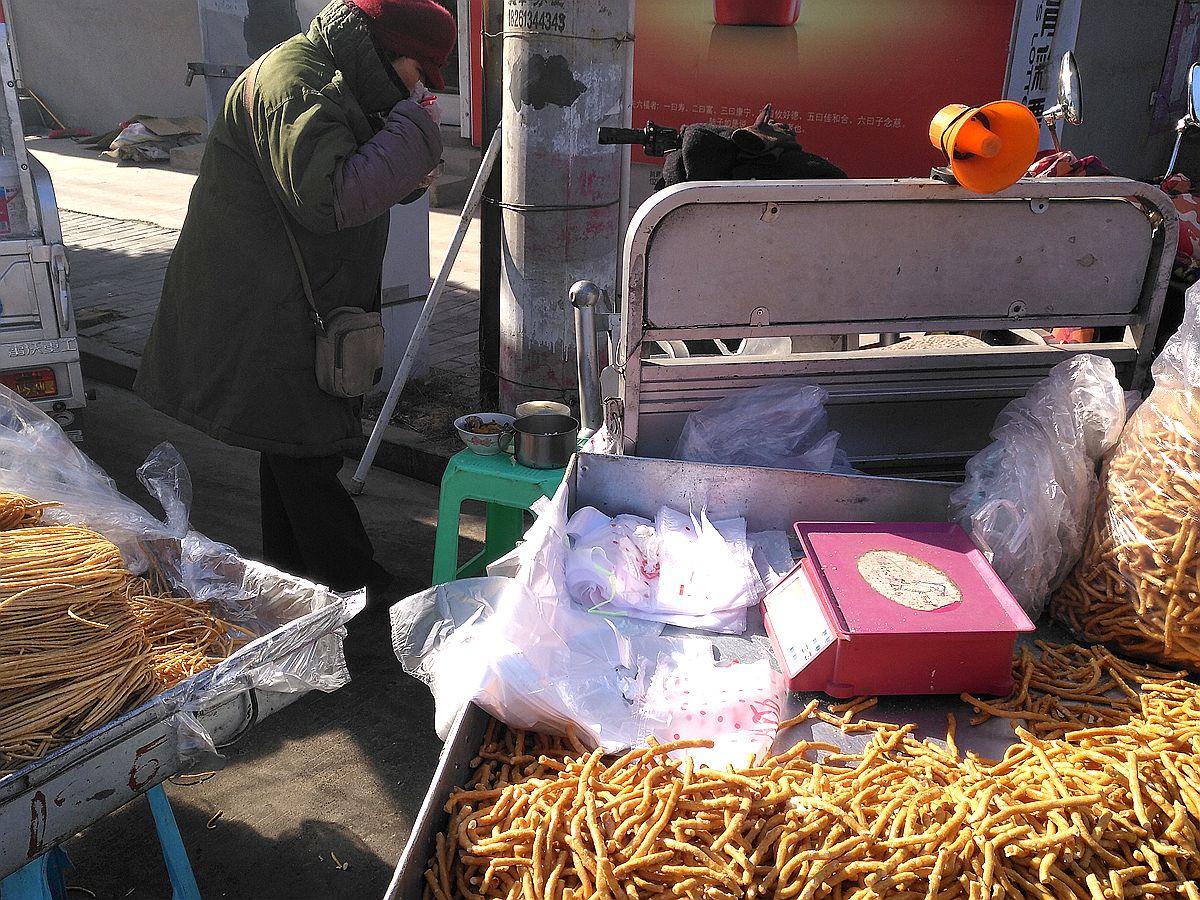 看农村大集上这些在寒风中坚守的摊贩中午饭是怎么吃的