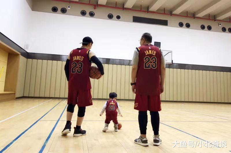 黄晓明晒祖孙三代打篮球的照片，