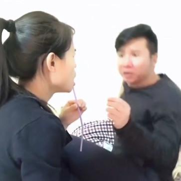 美女用吸管喝水, 一不小心嘴唇就被吸管扎穿, 男友看到后说出一句话, 美女怒打男友