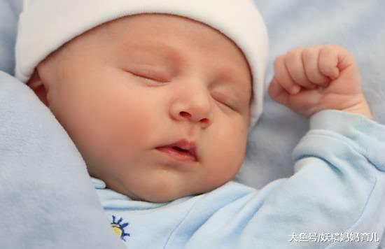 宝宝睡觉偷着笑, 这是告诉妈妈: 我们不一样