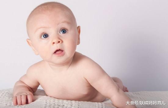宝宝睡觉偷着笑, 这是告诉妈妈: 我们不一样