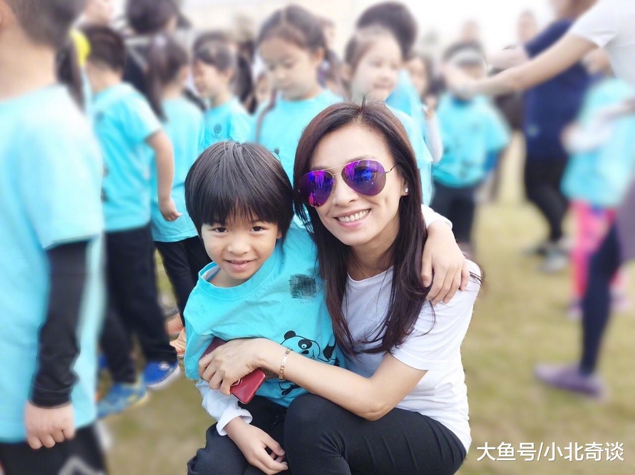 张庭和老公在学校和孩子一起互动
