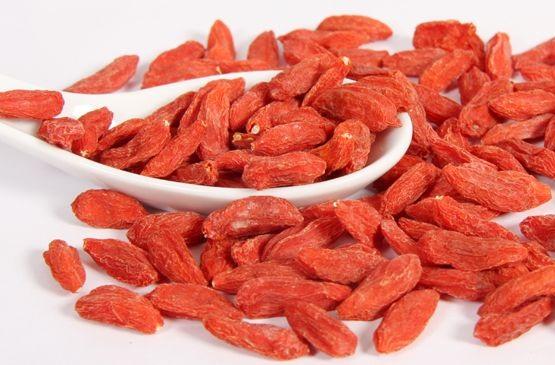 有办法能让白发转黑吗? 皮肤科主任: 这些食物多吃一点就行了