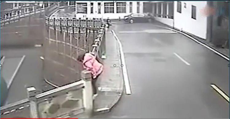 女子轻生跳桥, 路过行人一把抓住, 后果不堪设想
