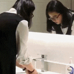 你动作太快了, 镜子都没反应过来