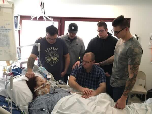 为了纪念母亲, 男孩把母亲临终前的心跳图纹在手臂上