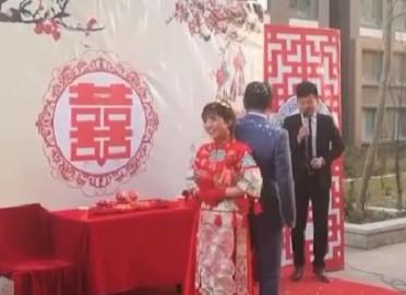 结婚现场, 新人拜堂时, 司仪表示谁先抬头谁做饭, 结果发生了尴尬的画面