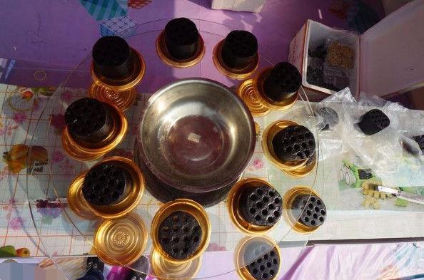 90后女孩用蜂窝煤球做蛋糕, 一天卖出700多个