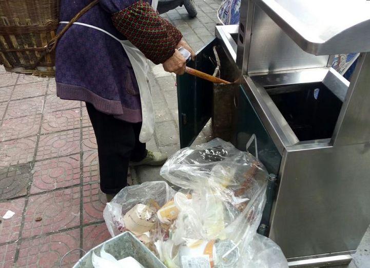 农村85岁老人街头捡破烂, 儿子住别墅, 这家人到底咋啦