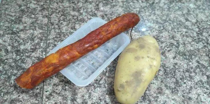 一片土豆压一片腊肠, 蒸一蒸, 撒上料汁, 入口即化
