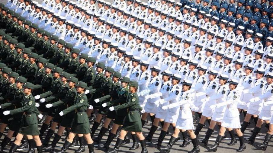 大阅兵时, 女兵们突然想上厕所怎么办? 中国的做法很聪明!